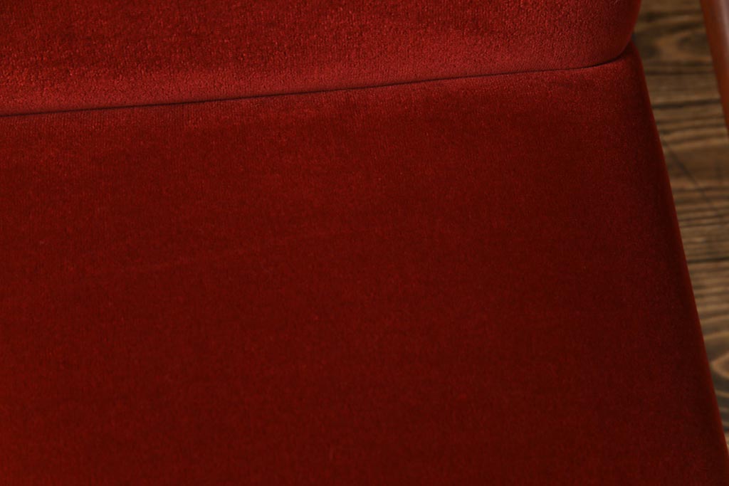 中古　ビンテージカリモク　シックな赤い座面が目を引く一人掛けソファ(アームチェア)