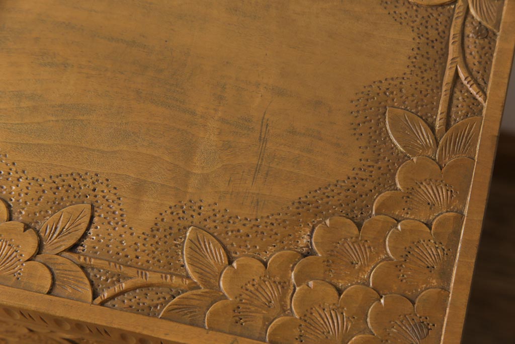 中古美品　伝統工芸　軽井沢彫り　職人による緻密な彫りが魅力の小振りなチェスト(衣装箪笥、整理箪笥、引き出し)