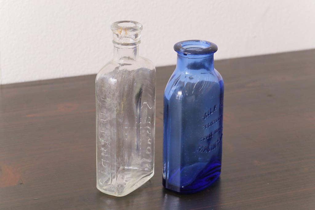 アンティーク雑貨　イギリスビンテージ　レトロな雰囲気漂うエンボス入り薬瓶(ボトル、ガラスビン)2本セット