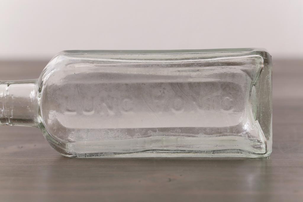 アンティーク雑貨　アメリカビンテージ　シャビーな空間におすすめのエンボス入りガラスビン(ボトル、硝子瓶)