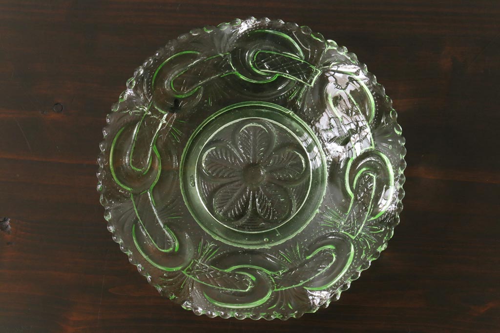 アンティーク雑貨　アンティーク　大正昭和初期　淡いグリーンが爽やかなプレスガラス製中皿(器)