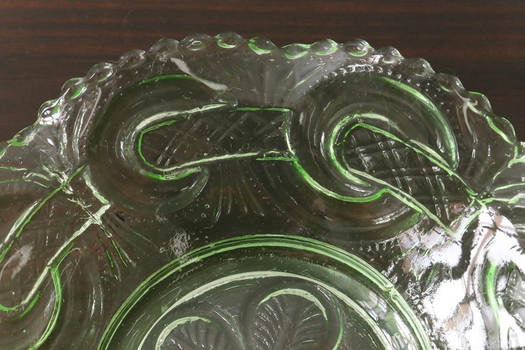 アンティーク雑貨　アンティーク　大正昭和初期　淡いグリーンが爽やかなプレスガラス製中皿(器)