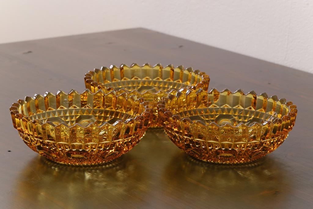 アンティーク雑貨　ギザギザの縁取りがレトロなプレスガラスのボウル(ガラス鉢、器)3枚セット