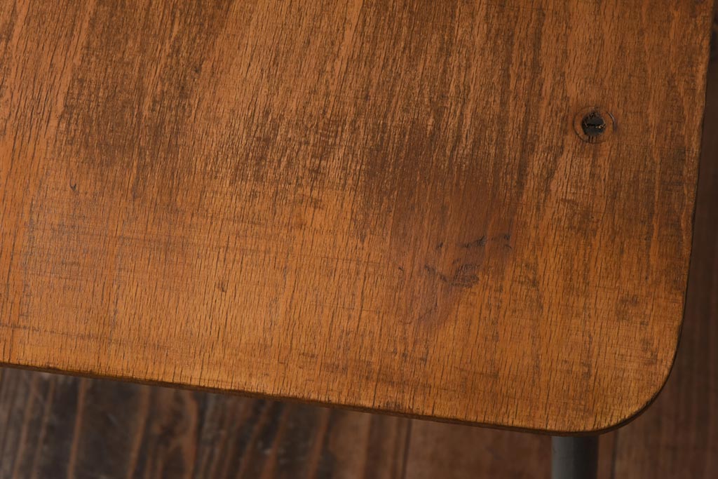 ヴィンテージ家具　イギリスビンテージ　古い木と鉄脚がレトロなスクールチェア(ワークチェア)(2)
