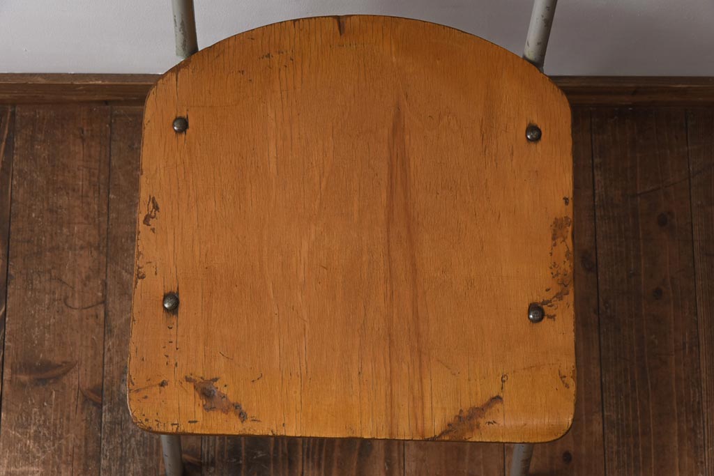 ヴィンテージ家具　イギリスビンテージ　古い木と鉄脚がレトロなスクールチェア(ワークチェア)(3)