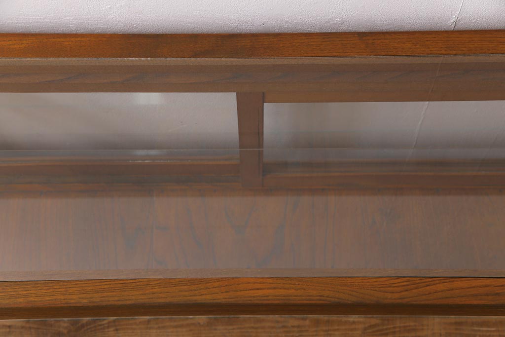 レトロ家具　昭和レトロ　引き出し付き　木の温もり溢れる薄型のガラスケース(飾り棚、陳列棚)