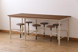 ヨーロッパアンティーク　オーク材　丸型　ガラス天板付き　上品なデザインが目を惹くサイドテーブル(カフェテーブル、コーヒーテーブル、ラウンドテーブル、丸テーブル)(R-061003)