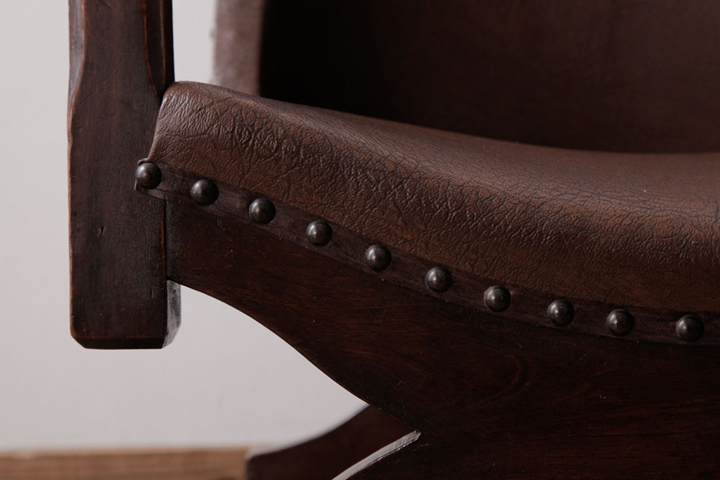 ヴィンテージ家具　フランスビンテージ　レザーが格好いいアームチェア(1人掛けソファ、椅子)
