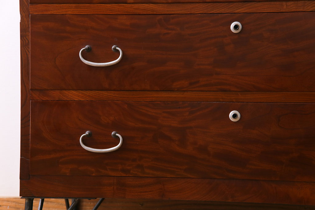 アンティーク家具　鉄脚付リメイク　漆塗り　銀色の取っ手が映える箪笥サイドチェスト3段(サイドボード、リビングボード、引き出し)