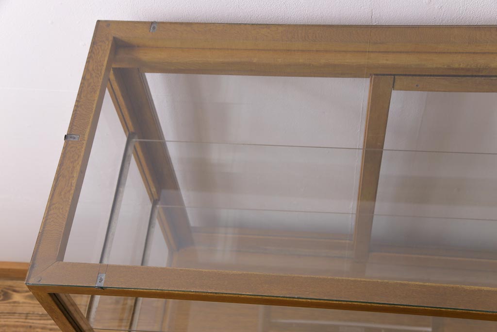 レトロ家具　昭和中期　ナラ材　レトロな雰囲気が味のあるガラスケース(陳列棚、飾り棚)