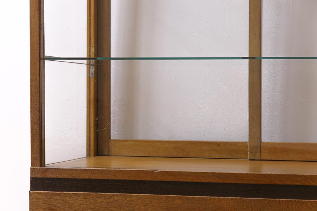 レトロ家具　昭和中期　ナラ材　レトロな雰囲気が味のあるガラスケース(陳列棚、飾り棚)
