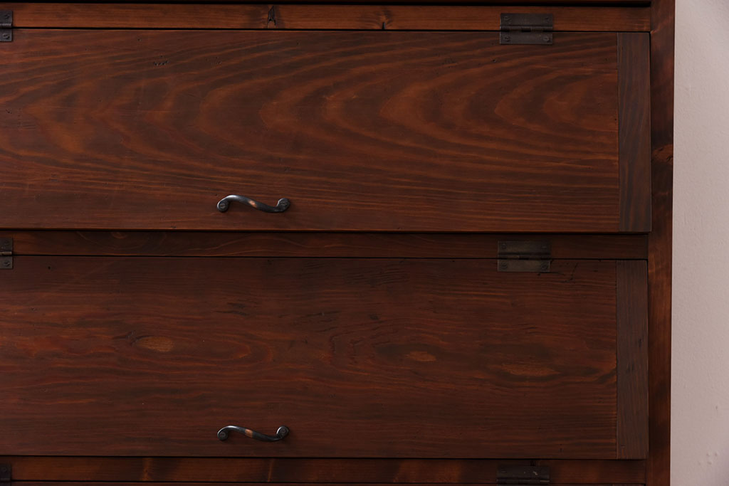 アンティーク家具　リメイク品　前面松材　古材の風合いが味わい深いパタパタ扉のキャビネット(戸棚、下駄箱、収納棚)(1)