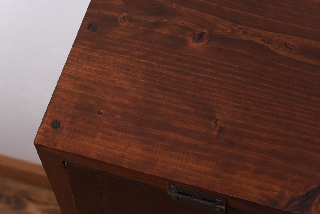 アンティーク家具　リメイク品　前面松材　古材の風合いが味わい深いパタパタ扉のキャビネット(戸棚、下駄箱、収納棚)(2)