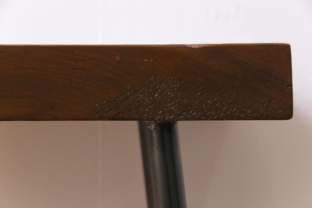 アンティーク雑貨　和製アンティーク　栃の木材一枚板　味のある古材をリメイクした鉄脚ベンチ(板座チェア、ディスプレイ台)