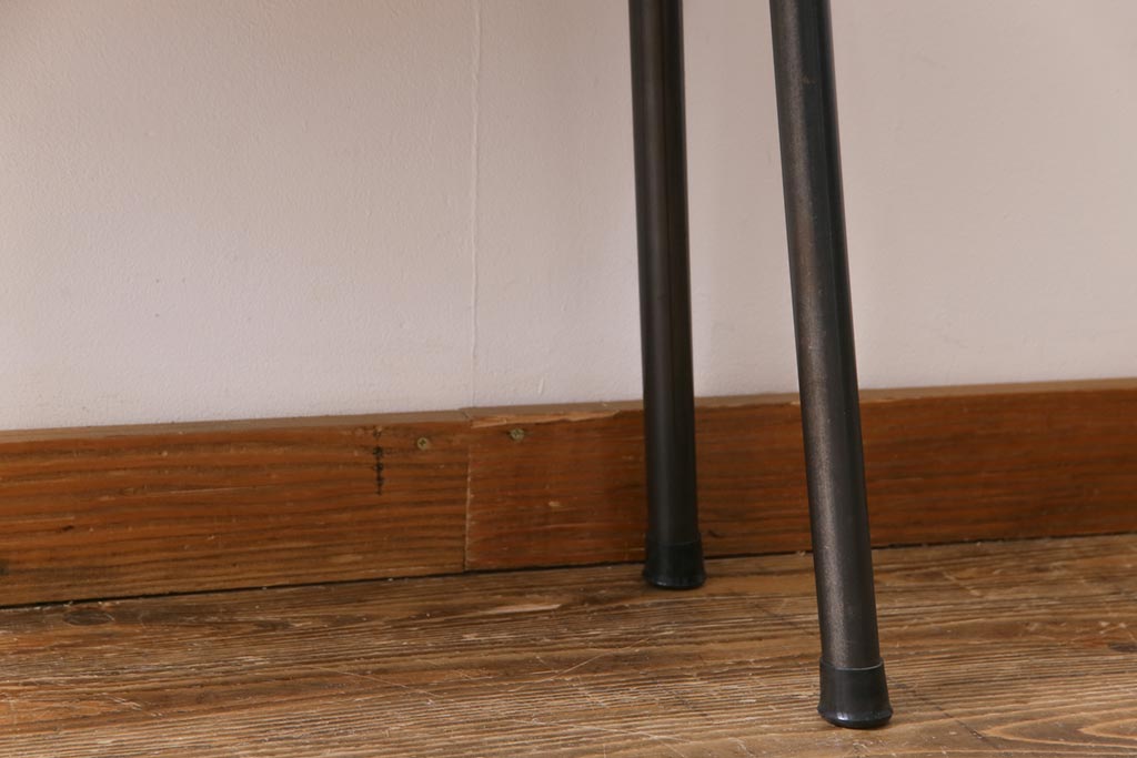 アンティーク雑貨　和製アンティーク　栃の木材一枚板　味のある古材をリメイクした鉄脚ベンチ(板座チェア、ディスプレイ台)
