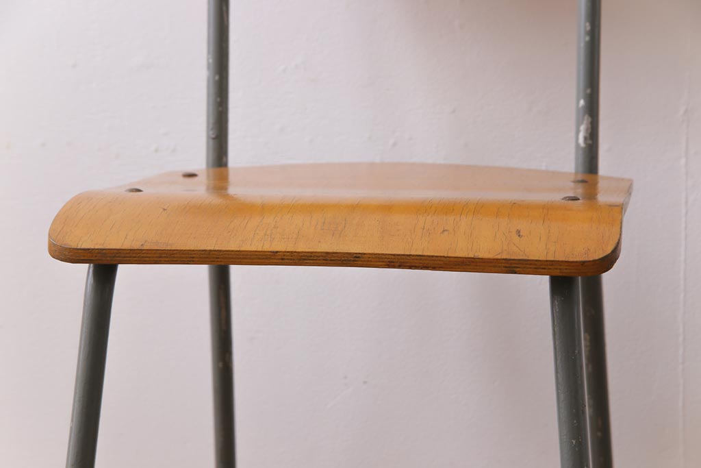 ヴィンテージ家具　イギリスビンテージ　メンズライクなアレンジにおすすめのスクールチェア(ワークチェア、板座チェア)(1)