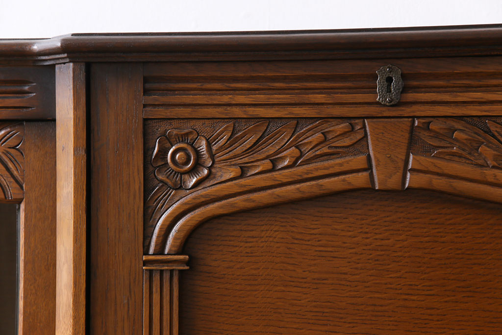 ヴィンテージ家具　イギリスビンテージ　オーク材　浮彫の意匠が目を引くビューローブックケース(サイドバイサイド)