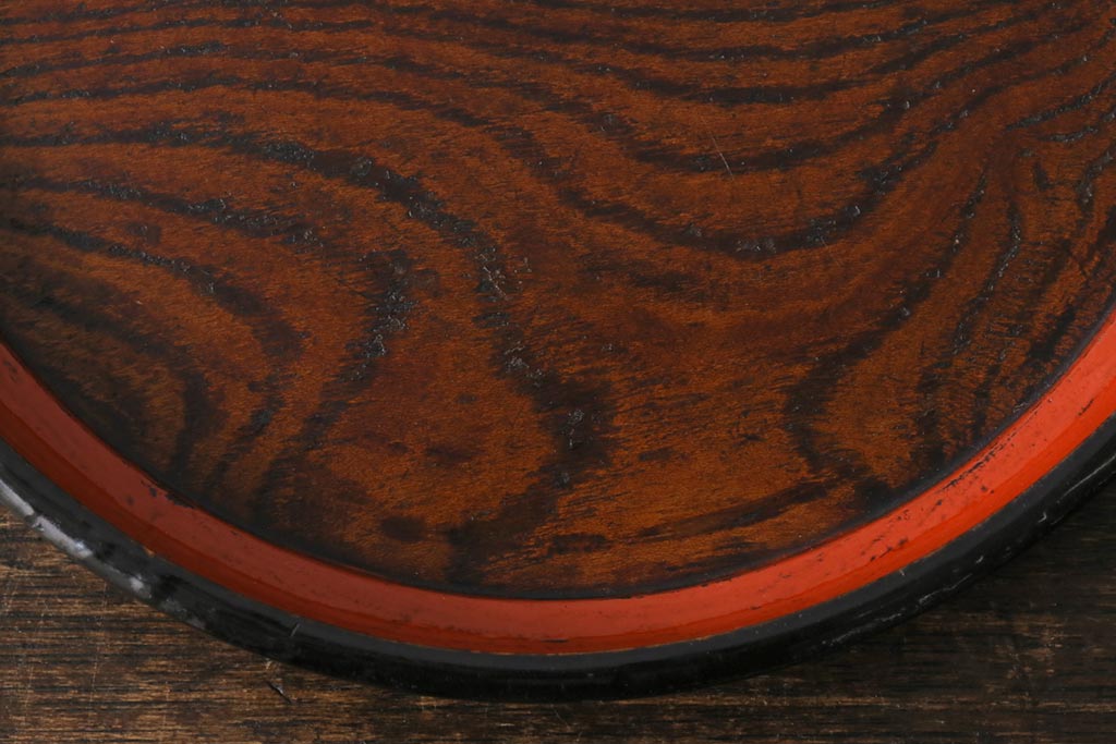 アンティーク雑貨　漆塗り　ケヤキ一枚板　杢目の美しさを引き立てる朱塗りが鮮やかな丸盆(漆器、トレー)