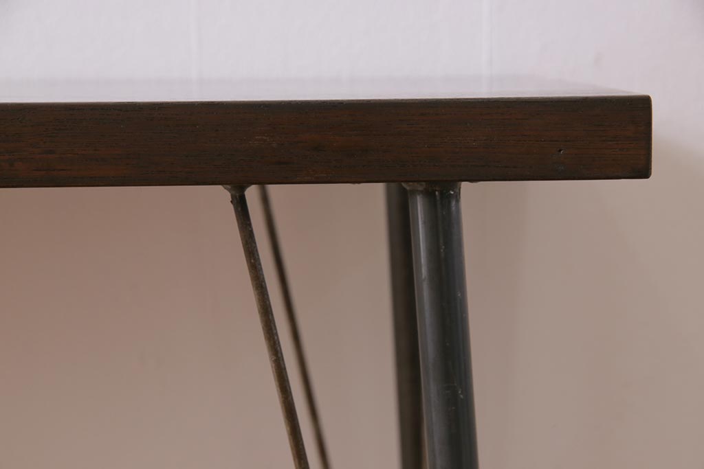 レトロ家具　昭和レトロ　ラワン材一枚板　古い木の質感が味わい深い鉄脚テーブル(コンソールテーブル、作業台)(2)