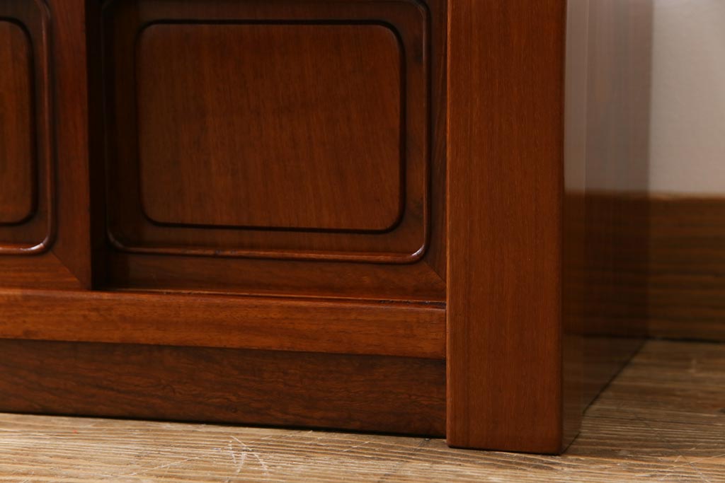 ヴィンテージ家具　ビンテージ　カリン材無垢材　小振りながら重厚感のある置き床(ローボード、戸棚、花梨材)