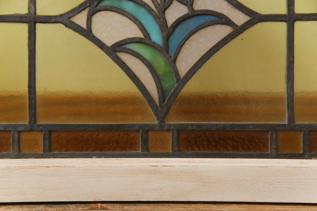 アンティーク雑貨　和製アンティーク　花のアクセントがかわいらしいステンドグラス(フィックス窓、明り取り、はめ殺し)(1)