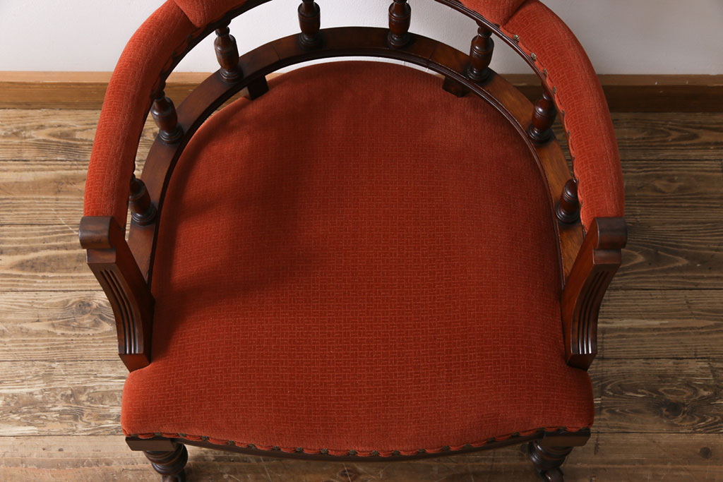 アンティーク家具　イギリスアンティーク　ウォールナット　上品でクラシカルな佇まいが素敵なアームチェア(サロンチェア、1人掛けソファ)