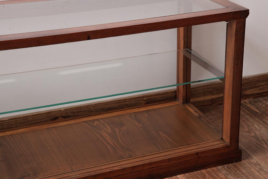 アンティーク家具　昭和初期　ケヤキ材　シンプルながらも高級感漂うロータイプのガラスケース(ショーケース、店舗什器)