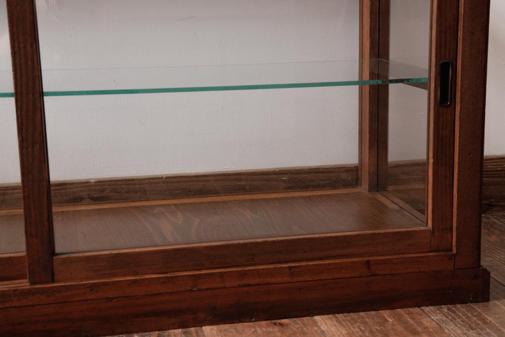 アンティーク家具　昭和初期　ケヤキ材　シンプルながらも高級感漂うロータイプのガラスケース(ショーケース、店舗什器)