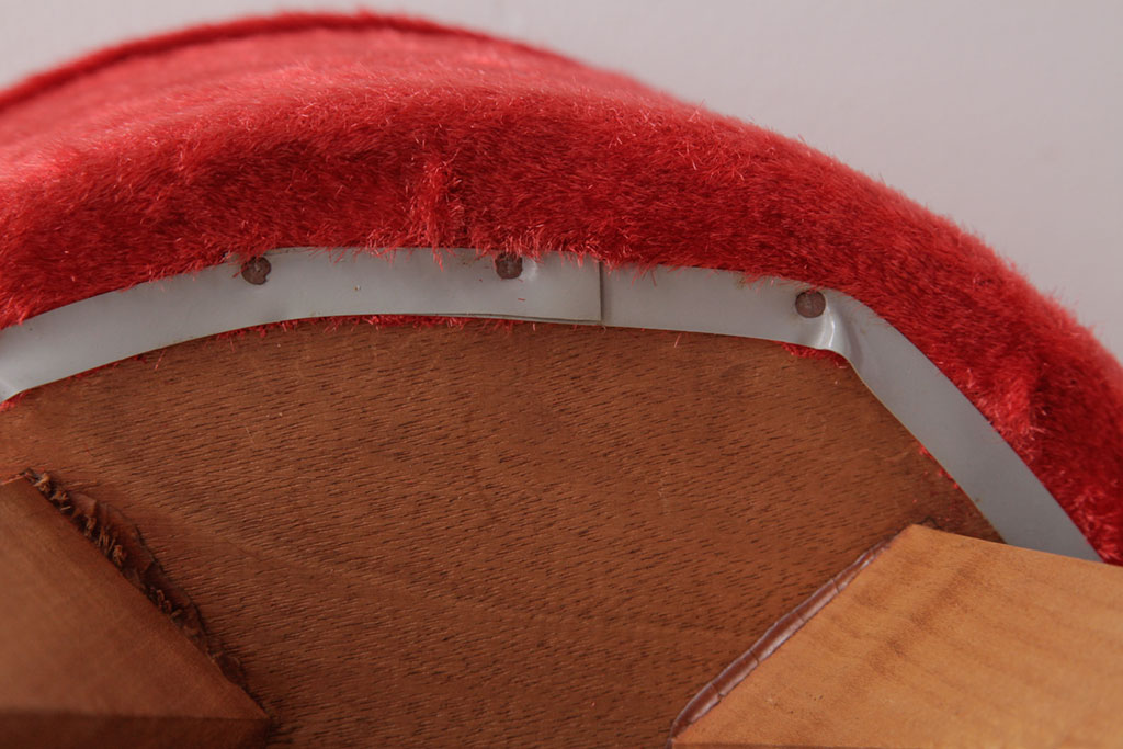 ヴィンテージ家具　ビンテージ　差し色にぴったりの赤いフェイクファースツール(椅子、チェア)