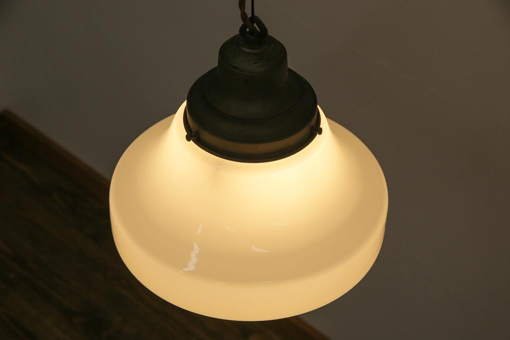 大正昭和初期　戦前　柔らかな印象の乳白色のガラス天井照明(吊り下げ照明、電笠)