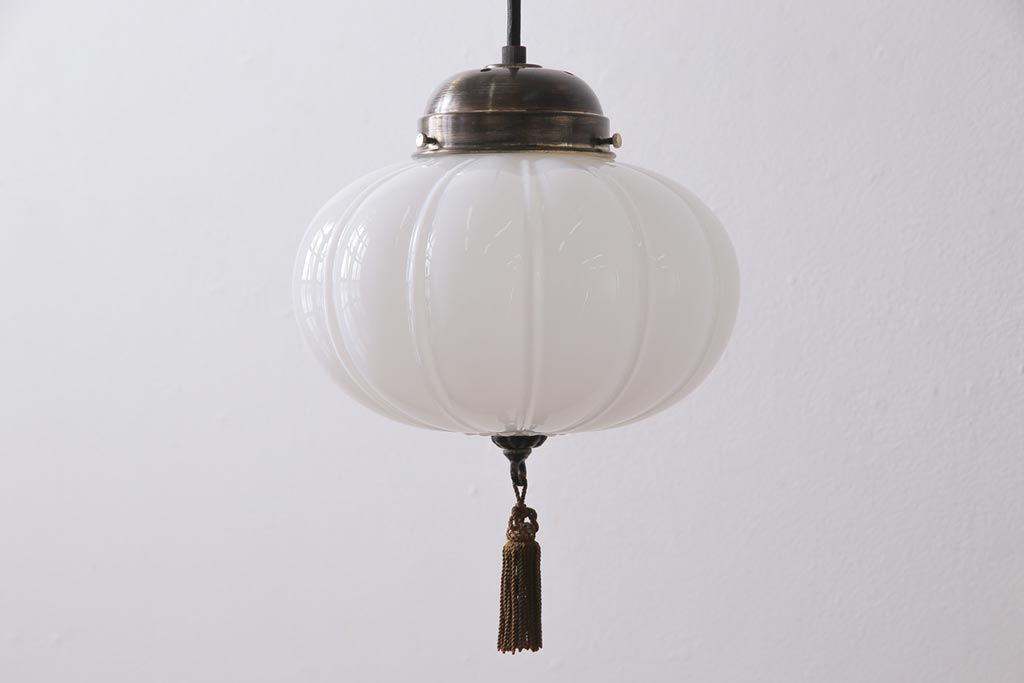 昭和レトロ　タッセル(飾り房)付き　提灯のような形が魅力的な天井照明(吊り下げ照明、電笠)(1)
