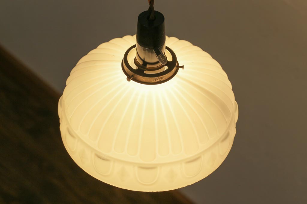 昭和レトロ　戦前　プレスガラスの模様がかわいらしいペンダントライト(天井照明、吊り下げ照明)