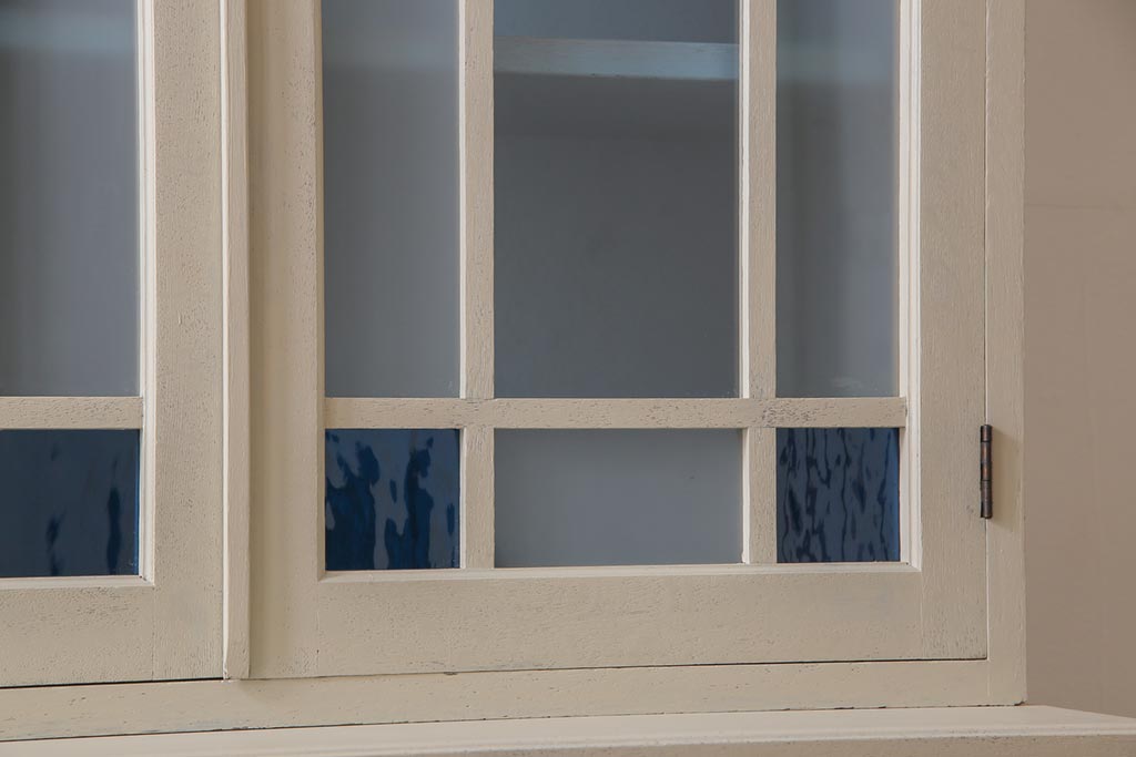 和製アンティーク　ペイント家具　色ガラス入り　爽やかな印象のシャビーシックなカップボード(食器棚、収納棚)