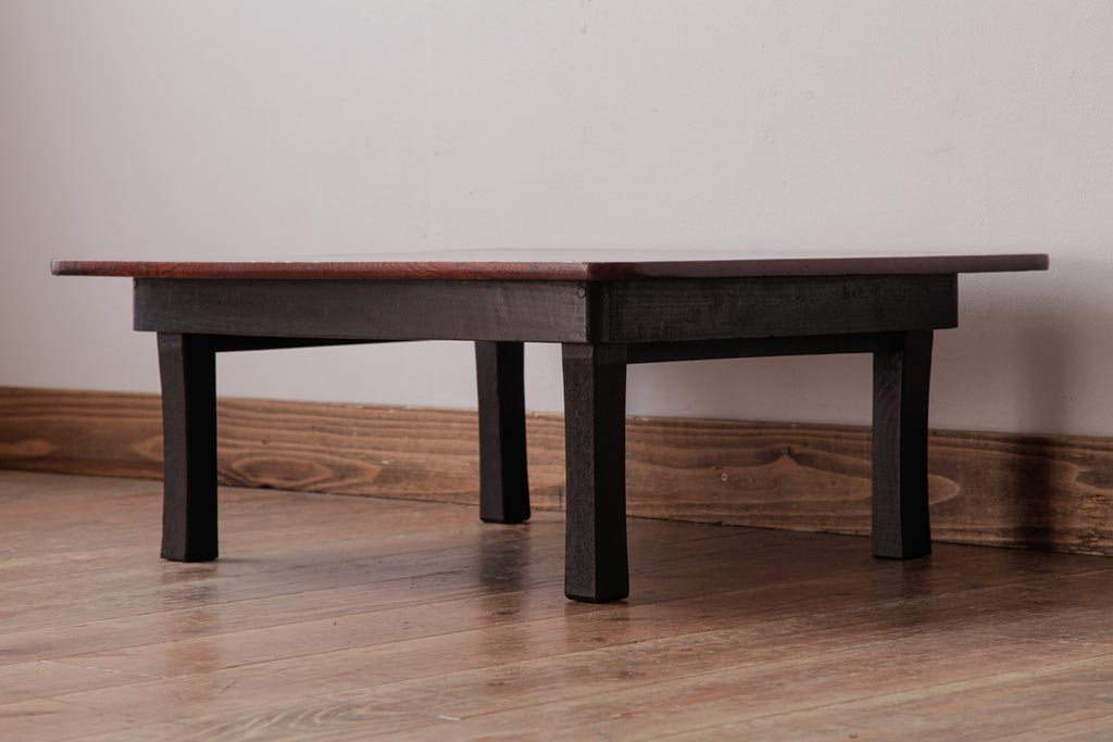 レトロ家具　栓材一枚板　濃い色味の脚がレトロな小振りの角ちゃぶ台(座卓、ローテーブル)