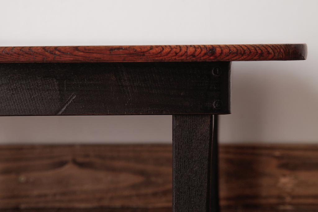 レトロ家具　栓材一枚板　濃い色味の脚がレトロな小振りの角ちゃぶ台(座卓、ローテーブル)