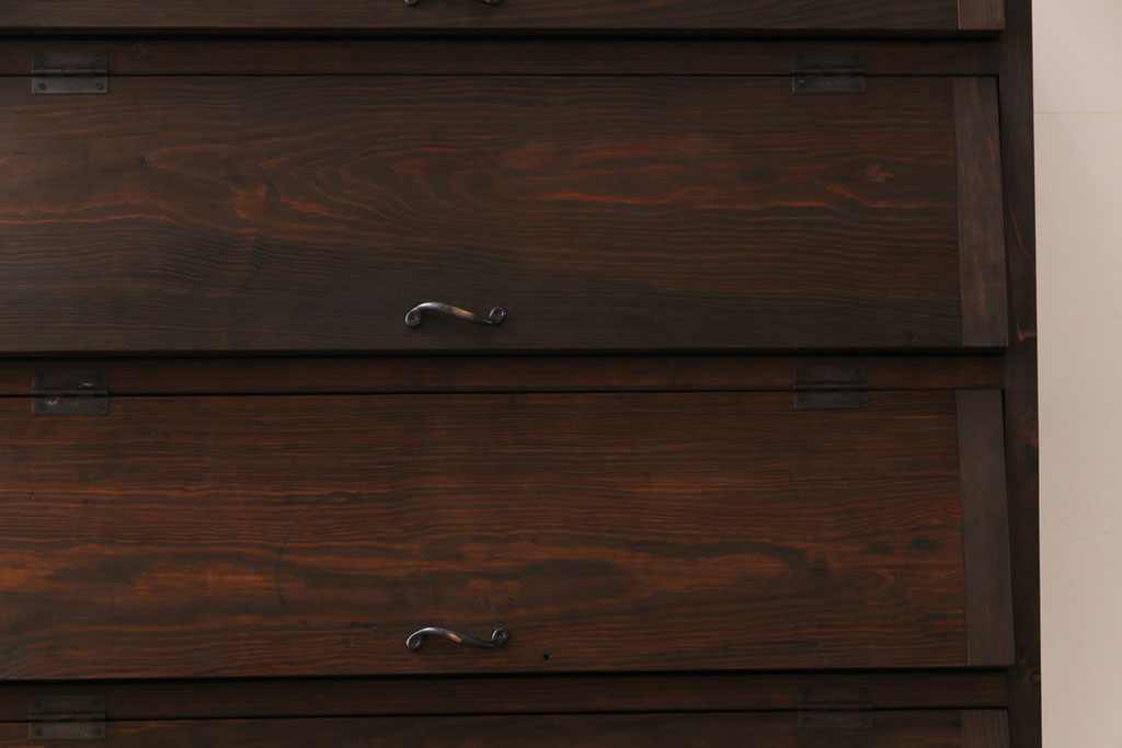 アンティーク家具　リメイク品　明治期　鉄脚付き　古い松材を利用したパタパタ扉の収納棚(戸棚、下駄箱、キャビネット)