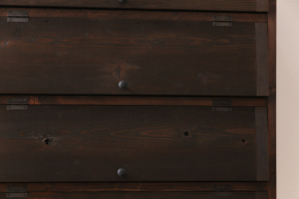 アンティーク家具　リメイク品　明治期　古い松材を利用したパタパタ扉の収納棚(戸棚、下駄箱、キャビネット)