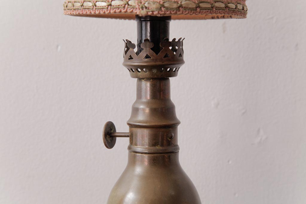 フランスアンティーク　ピジョンランプ　くすんだ真鍮が魅力的なスタンドライト(ナイトランプ、卓上照明)