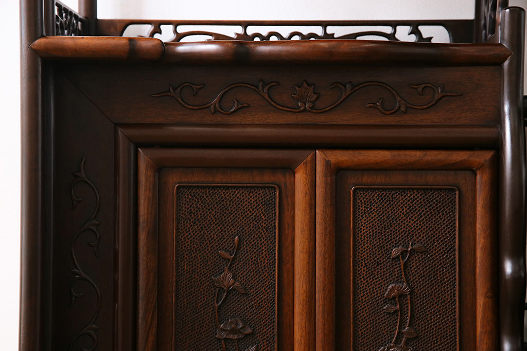 ビンテージ　民芸家具　上品さと存在感を放つ唐木材の飾り棚(茶棚、収納棚、戸棚)