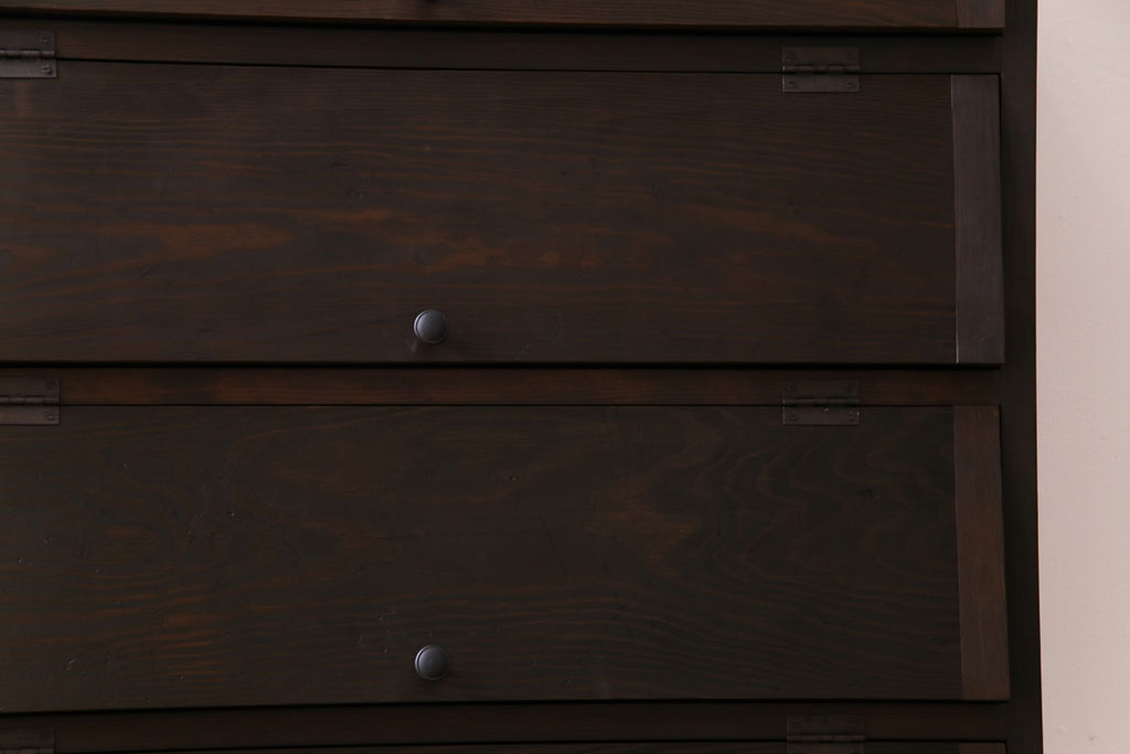 アンティーク家具　リメイク品　明治期　古い松材を利用したパタパタ扉の収納棚(戸棚、下駄箱、キャビネット)(1)