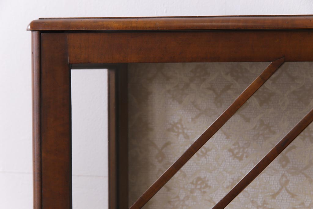 アンティーク家具　イギリスアンティーク　ウォールナット　シンプルなデザインと上品な佇まいが魅力のガラスケース(飾り棚、ショーケース)
