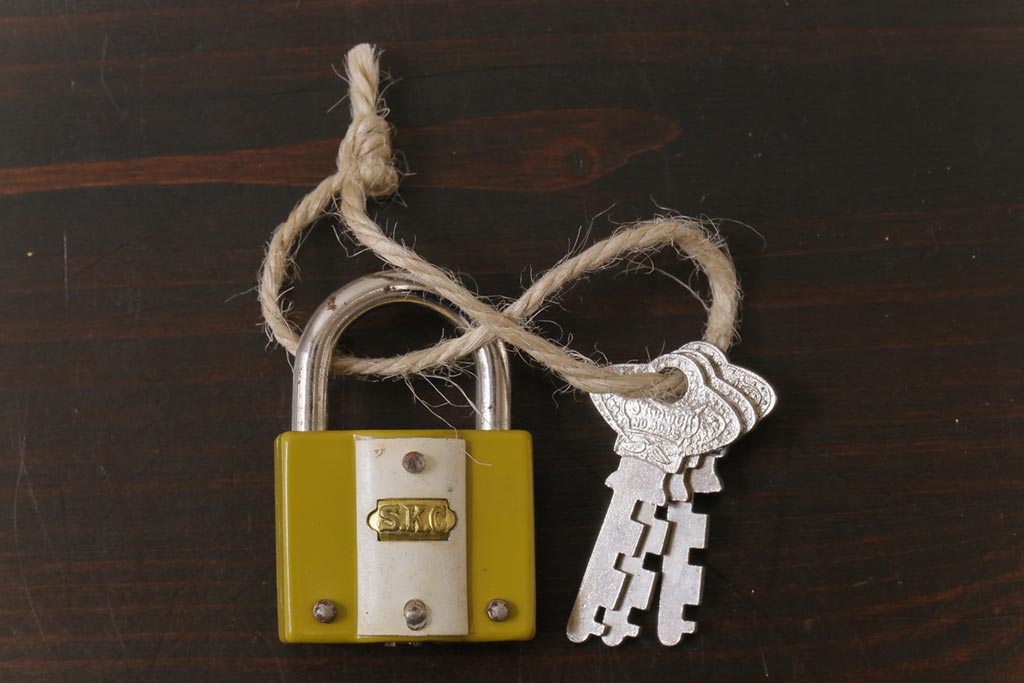 アンティーク雑貨　昭和　S.K.C　レトロなカラーが可愛らしいパドロックキー(南京錠、鍵、錠前)(1)