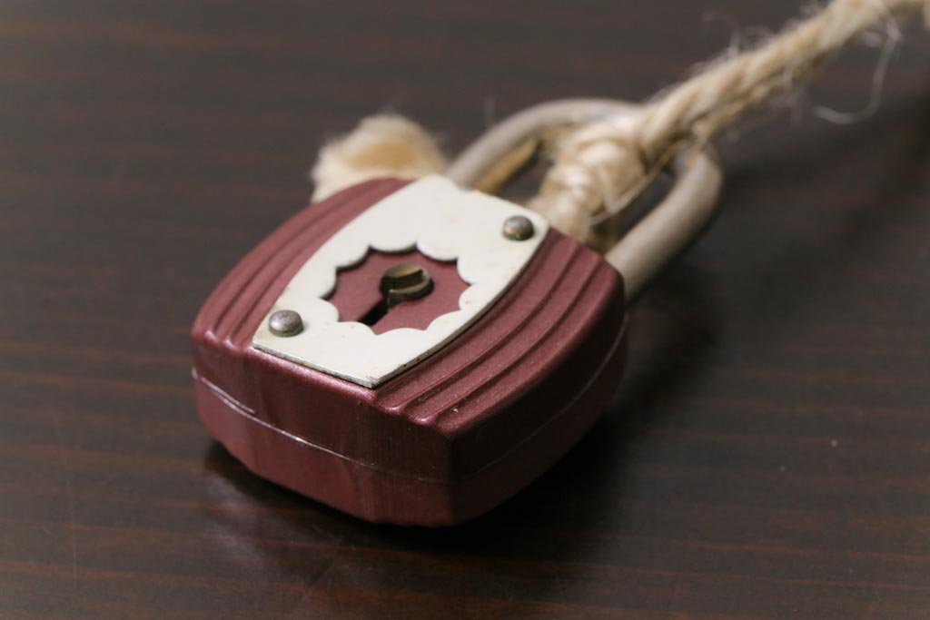 アンティーク雑貨　昭和レトロ　M.K.C　可愛らしい色合いのパドロックキー(南京錠、鍵、錠前)(3)