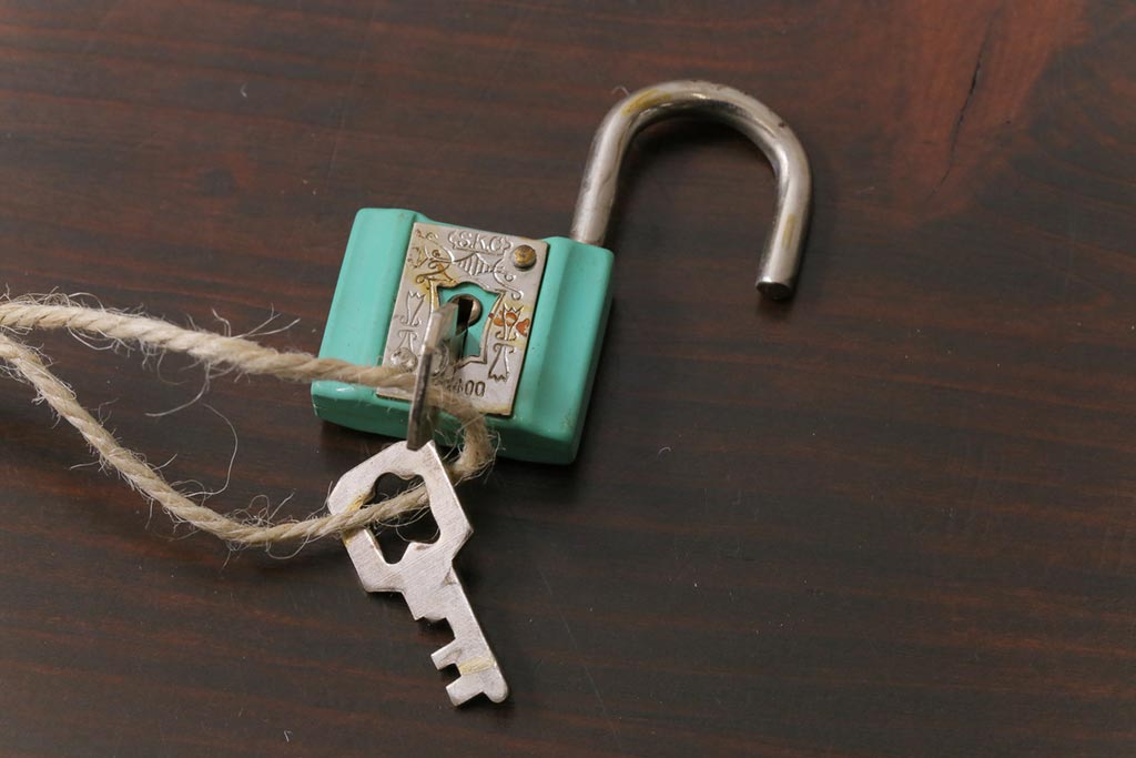 アンティーク雑貨　昭和レトロ　S.K.C　錠の彫りがお洒落なパドロックキー(南京錠、鍵、錠前)