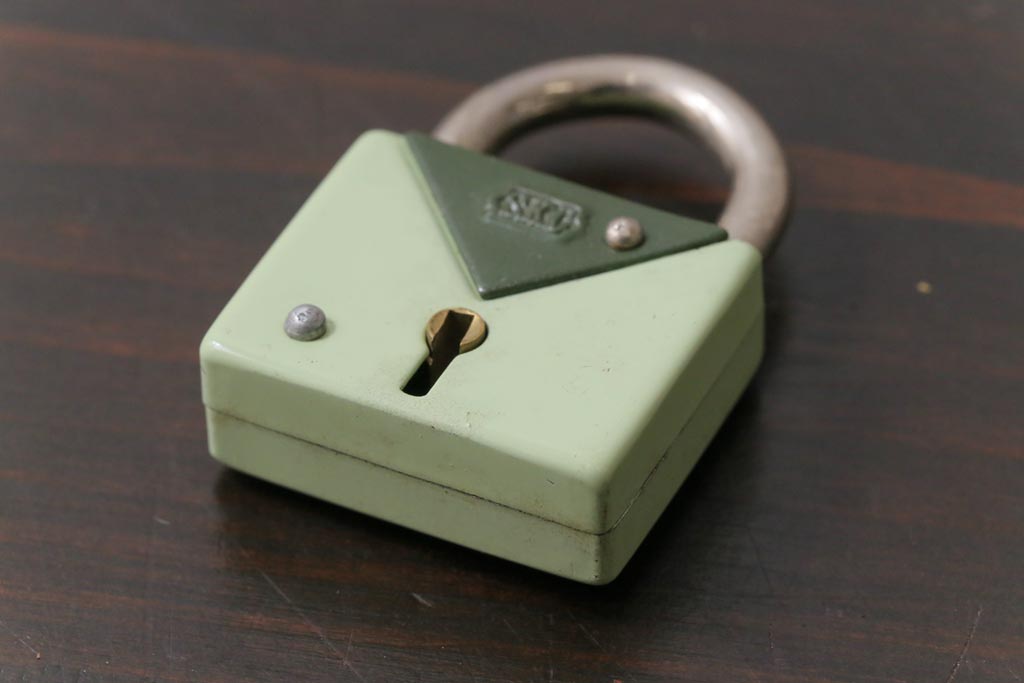 アンティーク雑貨　昭和レトロ　S.K.C　淡いカラーが可愛らしいパドロックキー(南京錠、鍵、錠前)(1)