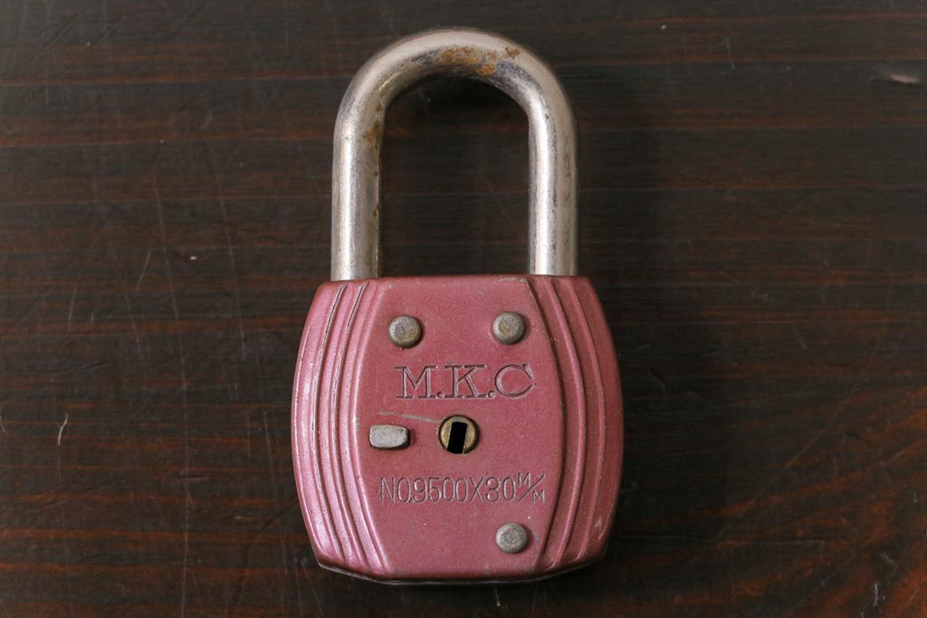 アンティーク雑貨　昭和レトロ　M.K.C　可愛らしい色合いのパドロックキー(南京錠、鍵、錠前)(1)