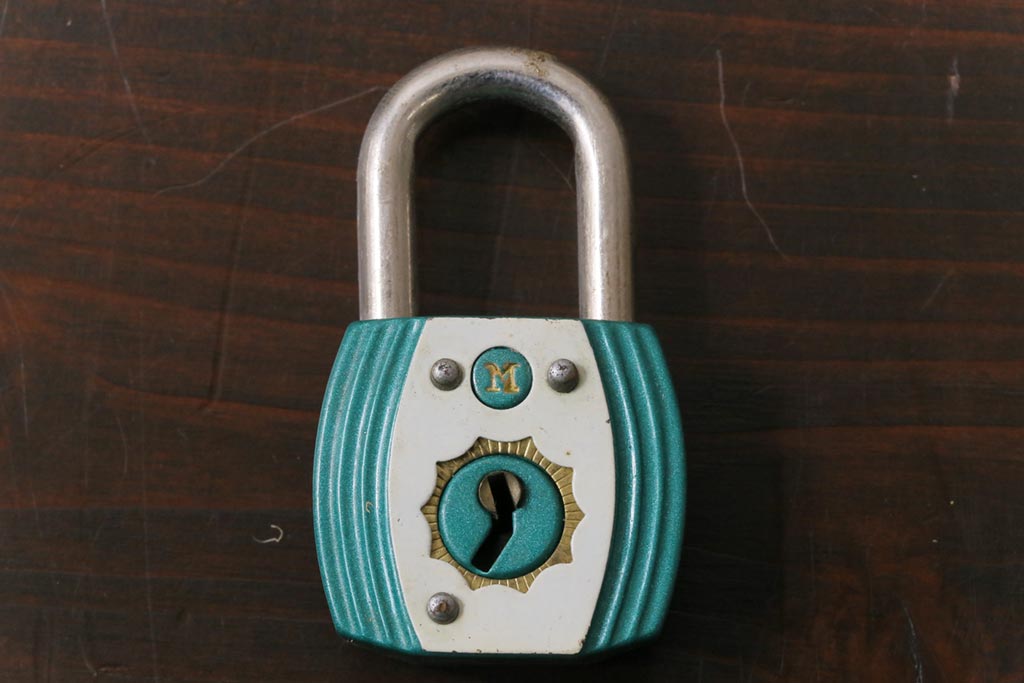 アンティーク雑貨　昭和レトロ　M.K.C　可愛らしい色合いのパドロックキー(南京錠、鍵、錠前)(2)