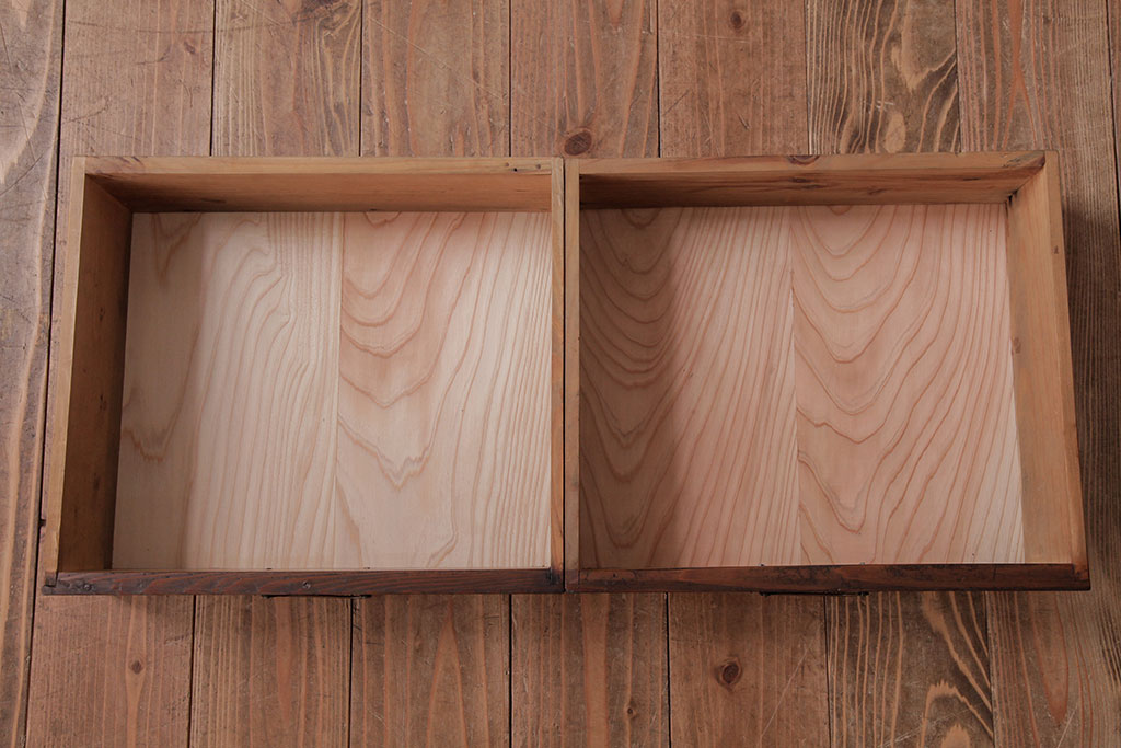 レトロ家具　昭和レトロ　古い木の質感が味わい深いガラス収納棚(食器棚)