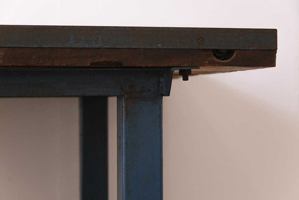 ヴィンテージ家具　ビンテージ　ジャンクさが魅力的なアイアンフレームの作業台(鉄脚テーブル)(3)