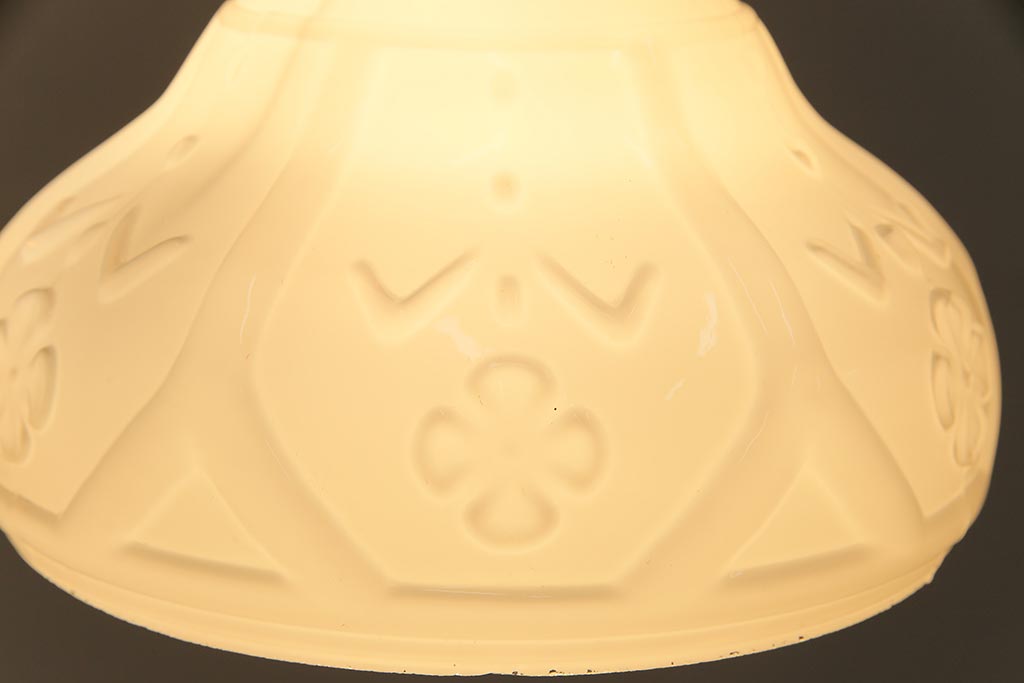 昭和レトロ　浮き出た模様が可愛らしいガラスシェード(電笠、天井照明)